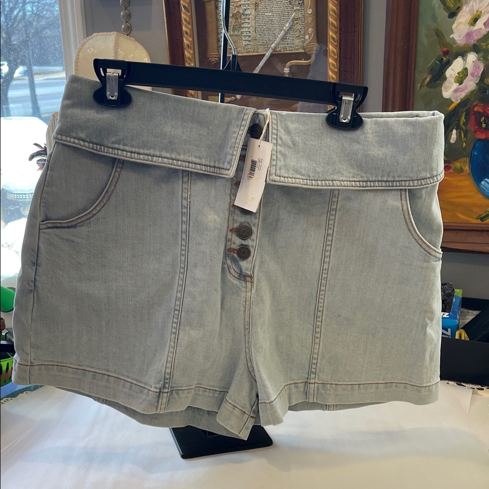 Lula Johnson High Waist Denim Shorts Size 12 Light Wash Button Front VTG Style